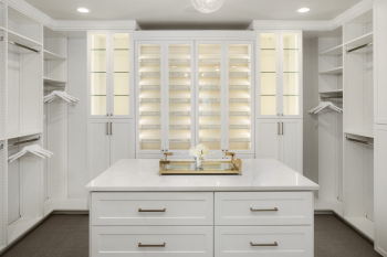 Luxury Boutique Dressing Room Walk-in Closet with Glass Displays. Large Walk-in Closet