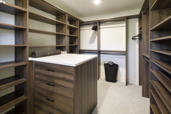 Small-Island-in-Walk-in-Closet-Floor-Based-System-with-No-Toe-Kick